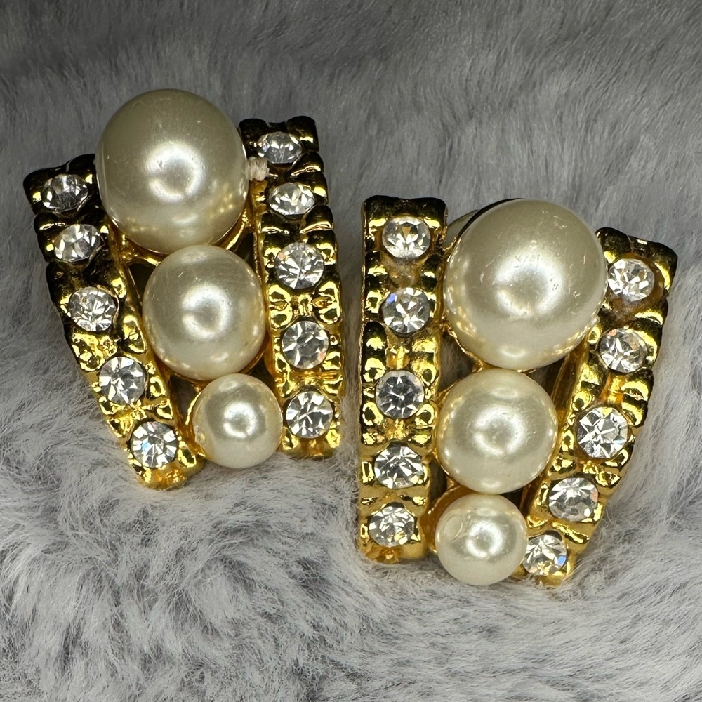Elegant Gold and Pearl Earrings